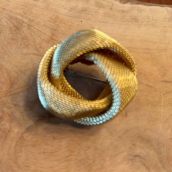 Vintage Mesh Knot Brooch - Picture 3 of 6
